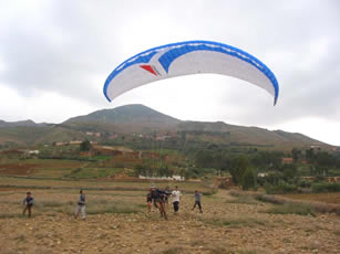 Aprs avoir zrot un moment prs du dco (on distingue quelques voiles sur le relief), jatterris. Matthieu ne tarde pas  mimiter, cerns par les petits marocains.