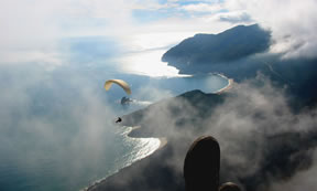 Voler dans les nuages, cest assez inhabituel, voire interdit. Quand on est pris malgr soi dans une masse nuageuse, il faut dabord signaler sa prsence par des cris et quand vraiment a se corse, tirer tout droit vers la mer en esprant que a ne dure pas. Vol presque onirique, mais trs fatiguant nerveusement. 